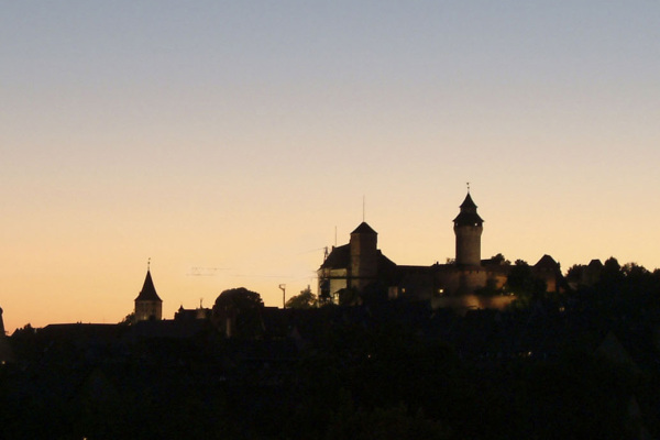 Blick über die Stadt in einer Sommernacht