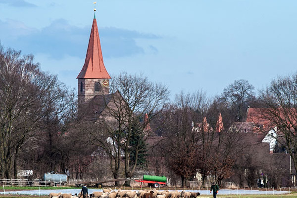 Blick auf die Kirche von Kraftshof im Knoblauchsland