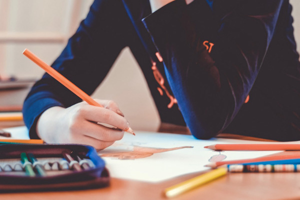 Schülerin im Klassenzimmer.
