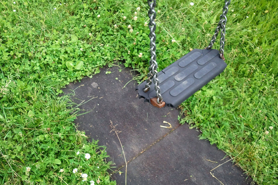 Kaputte Schaukel auf einem Spielplatz.