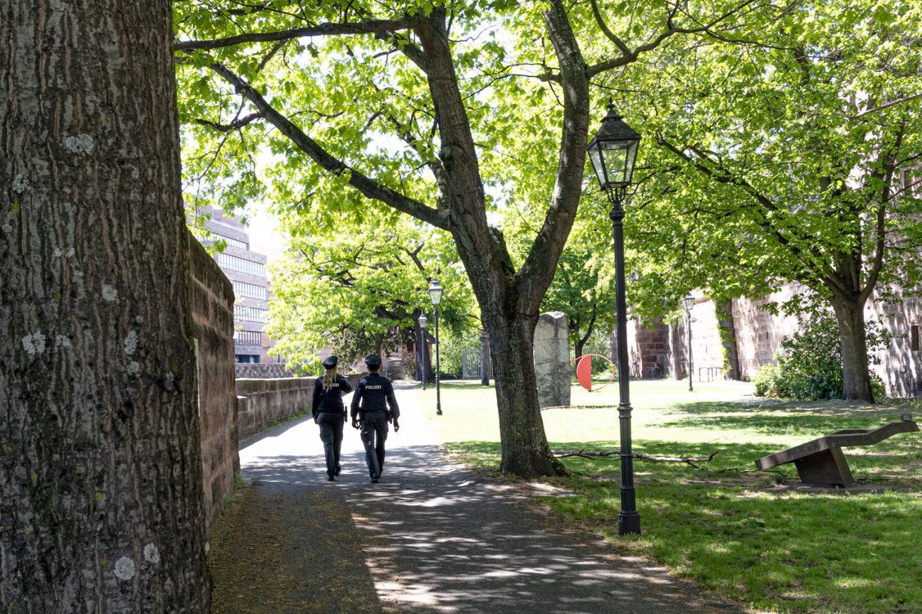 Bild © TFARM3R / AdobeStock Eine Polizeistreife läuft durch den Nürnberger Stadtgraben., Bild © TFARM3R / AdobeStock