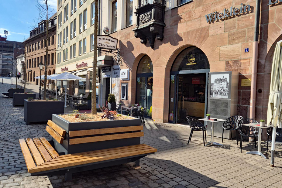 Einige der mobilen Bäume wurden mit Bänken versehen.