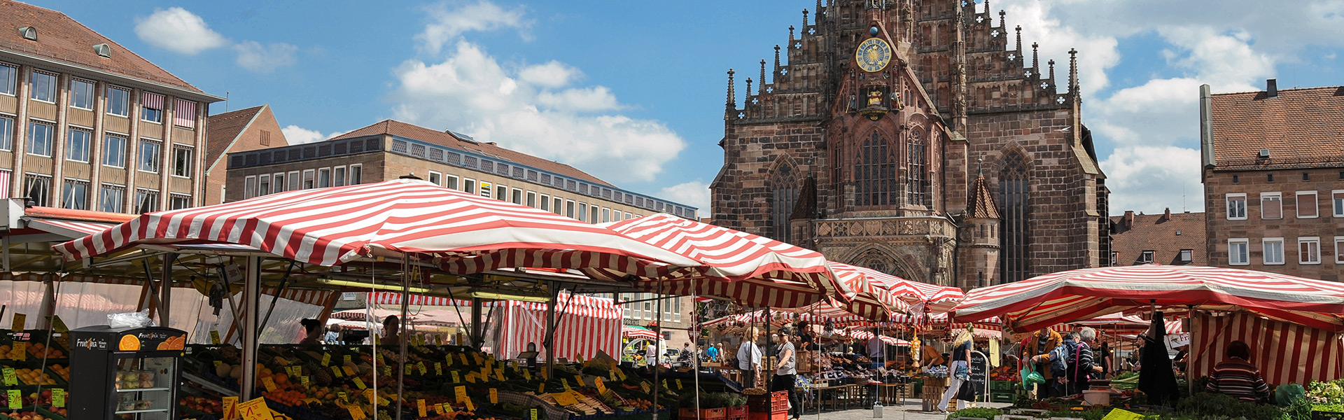 Hauptmarkt Nürnberg mit Markständen und der Frauenkirche im Hintergrund.