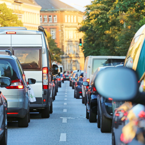 © Kara / Adobestock/56652702 Autos in einer Stadt im Stau. © Kara / Adobestock/56652702