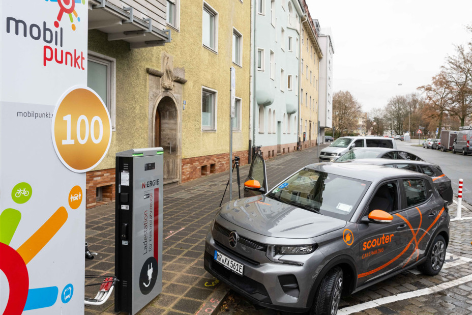 Am Montag, 8. Dezember 2025, haben Oberbürgermeister Marcus König, Thomas Großnann, Geschäftsführer scouter Carsharing GmbH sowie Planungs- und Baurefernt Daniel F. Ulrich den 110. Nürnberg Mobilpunkt Am Stadtpark 111 eingeweiht.