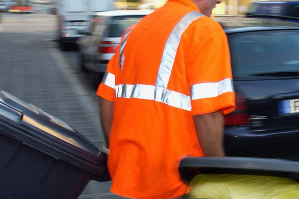 Ein Müllmann bei der Arbeit
