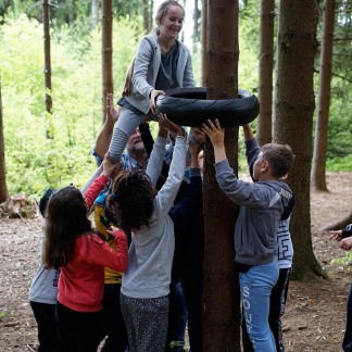 ( Bild: Monika Gropper / Stadt Nürnberg ) Die 5d muss sich gegenseitig im Erlebnisparcours helfen