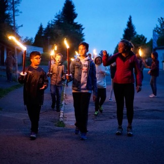 ( Bild: Monika Gropper / Stadt Nürnberg ) Die 5d in Fichtelberg bei der Fackelwanderung um den Fichtelsee