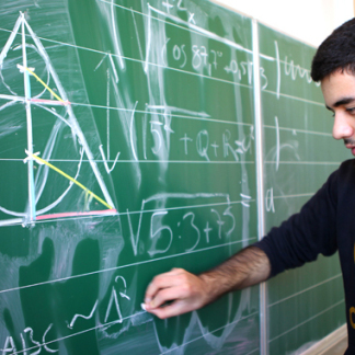 ( Bild: Monika Gropper / Stadt Nuernberg ) Profilfach Mathe Physik Chemie