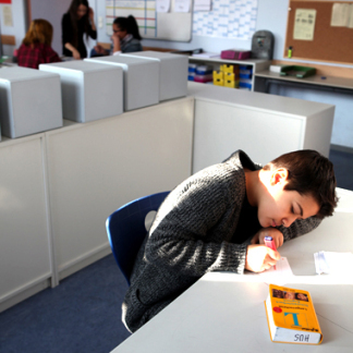( Bild: Monika Gropper / Stadt Nürnberg ) In der Studierzeit arbeiten Schülerinnen und Schüler selbstständig an ihren Übungsaufgaben.