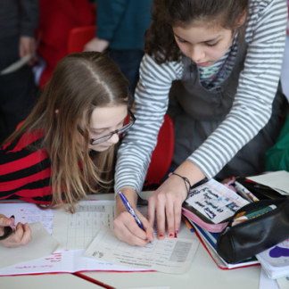 ( Bild: Monika Gropper / Stadt Nuernberg ) Schüler in TÜV