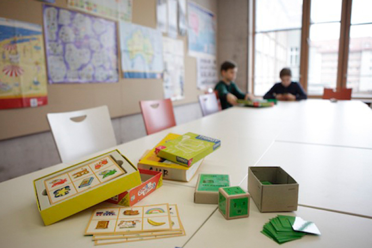 Sprachkompetenz: Schüler werden in kleinen Gruppen mit Sprachspielen individuell gefördert