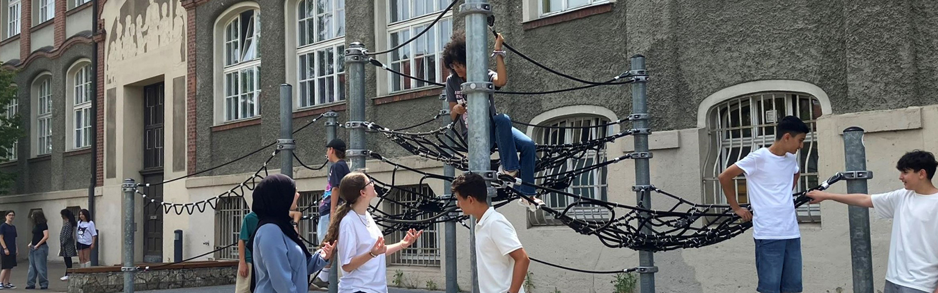 Kinder im Pausenhof der Adam-Kraft-Realschule