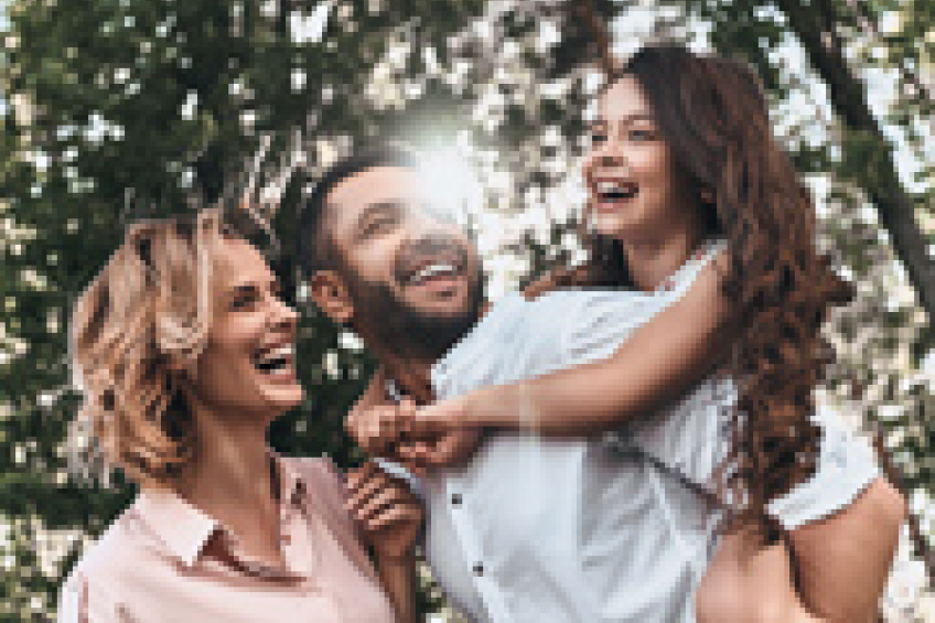 Familie in der Natur, Bild © stockstudio / www.shutterstock.com