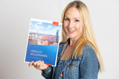 © Christine Dierenbach/Amt fuer Kommunikation und Stadtmarketing Willkommensmappe mit Vertrag © Christine Dierenbach/Amt fuer Kommunikation und Stadtmarketing