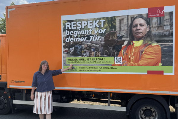 Frau Walthelm stellt die neuen Bilder der Kampagne Wilder Müll vor