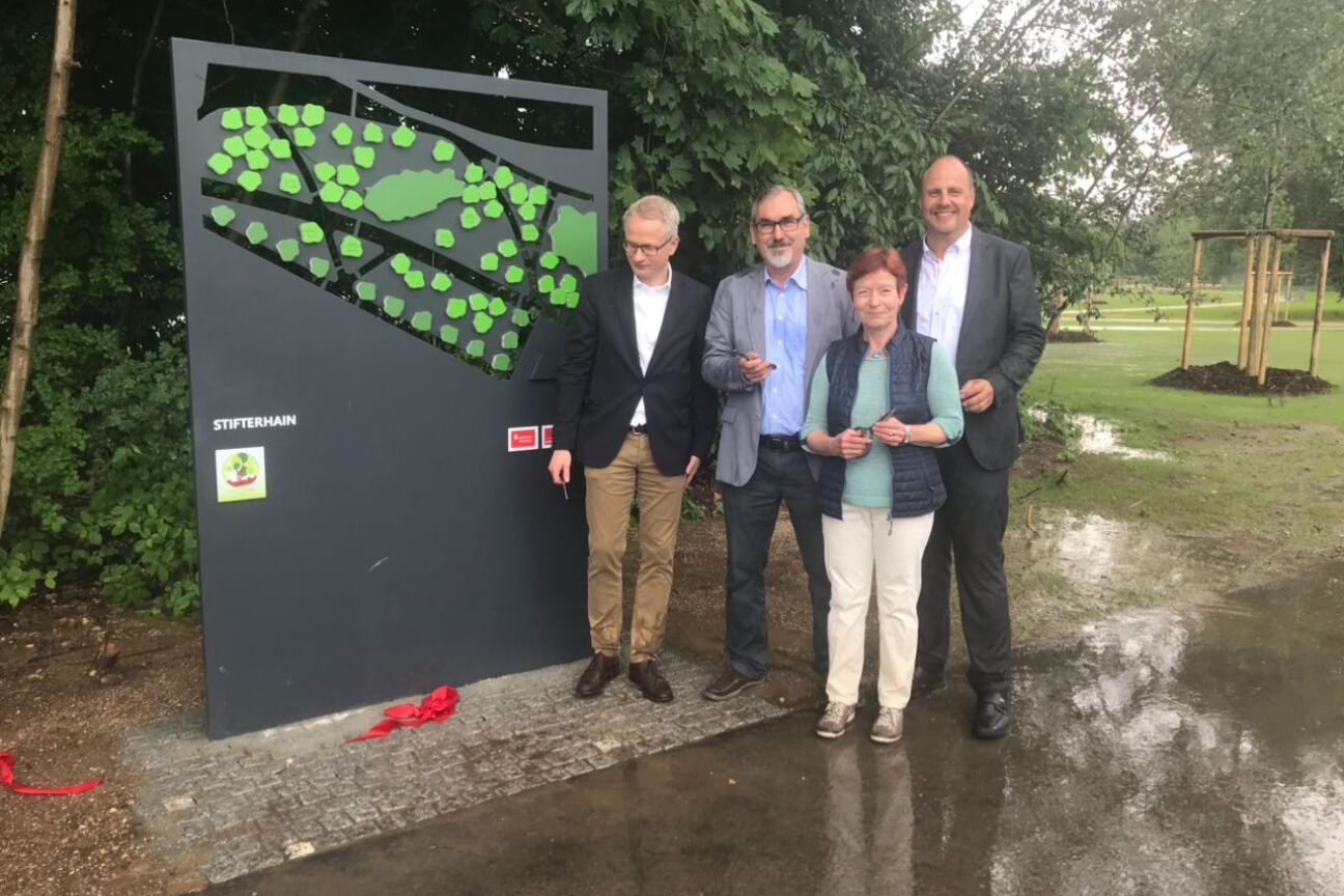 Dr. Michael Kläver, Mathias Schmidt, Margit Grüll und Christian Vogel enthüllen die Stele im Stifter-Hain, Bild © André Winkel