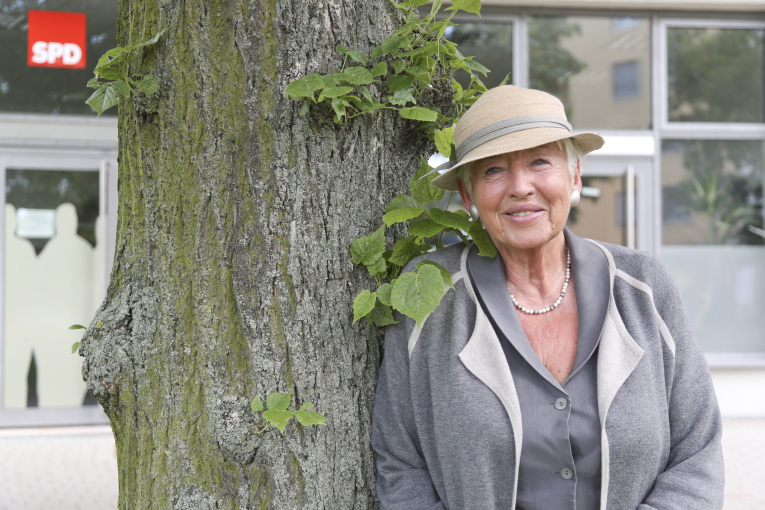 Renate Schmidt mit Baum