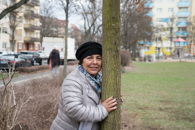 Gülseren Suzan-Menzel mit der türkischen Eiche