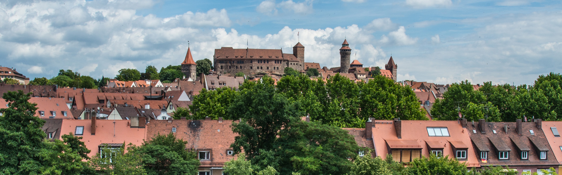 Blick auf über die Dächer der Nürnberger Altstadt auf die Kaiserburg