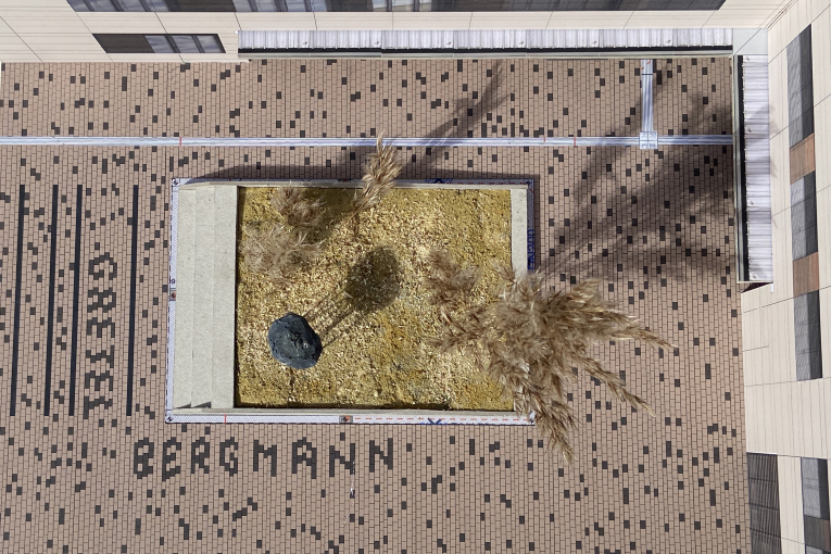 Modell des Bodens vor der Gretel Bergmann Schule, dessen Pflaster "Gretel Bergmann" schreibt
