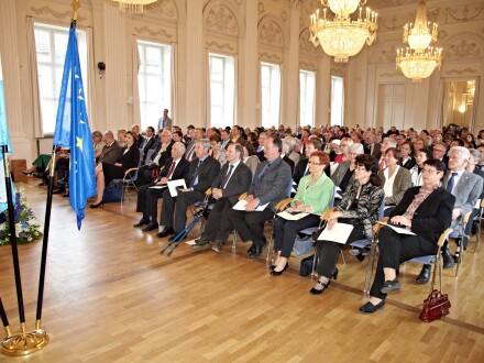 Das Bild zeigt die Verleihung von der Bayerischen Staats·medaille für soziale Verdienste für Herbert Bischoff vom Behinderten·rat Nürnberg.