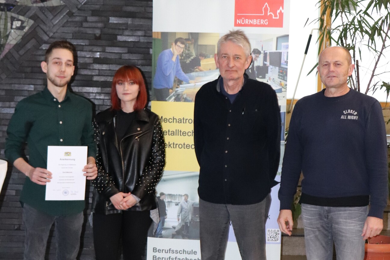 Preisträger Danil Madorski mit Begleitung, Ausbilder und Schulleiter (v.l.)