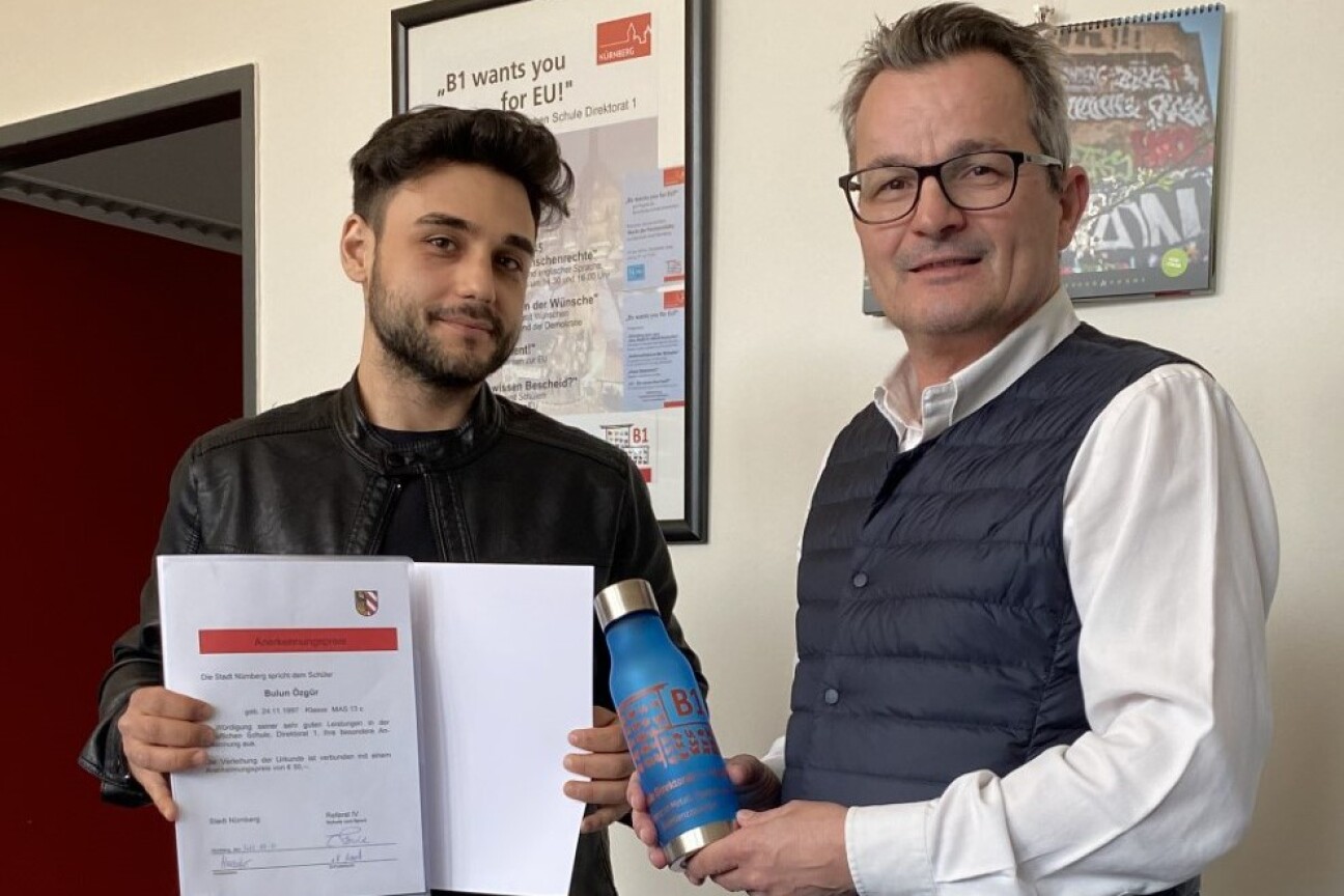 Preisträger Bulun Özgür mit Berufsbereichsbetreuer B. Haubner