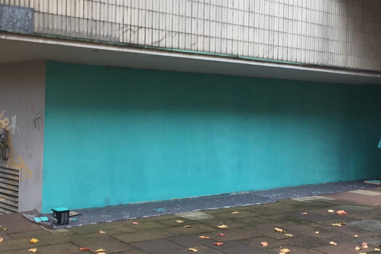 Die beiden Künstler übermalen das in die Jahre gekommene B1-Graffiti