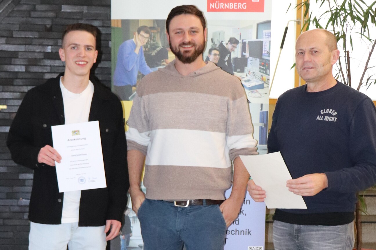 Preisträger Daniel Knoop mit Ausbilder und Schulleiter (v.l.)