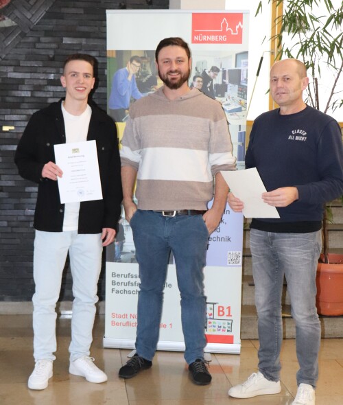 © Budin; Daniel / Wurst; Andreas Preisträger Daniel Knoop mit Ausbilder und Schulleiter (v.l.) © Budin; Daniel / Wurst; Andreas