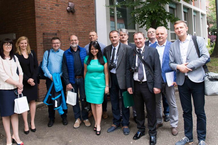 Gruppenbild der Abordnung aus Kielce / Polen zusammen mit Schulleiter Dieter Kuschel