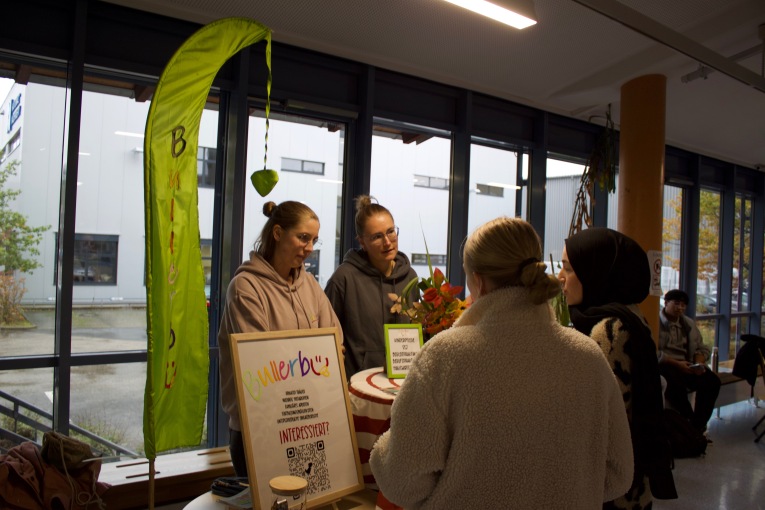 Beratung bei der Infomesse der B10.