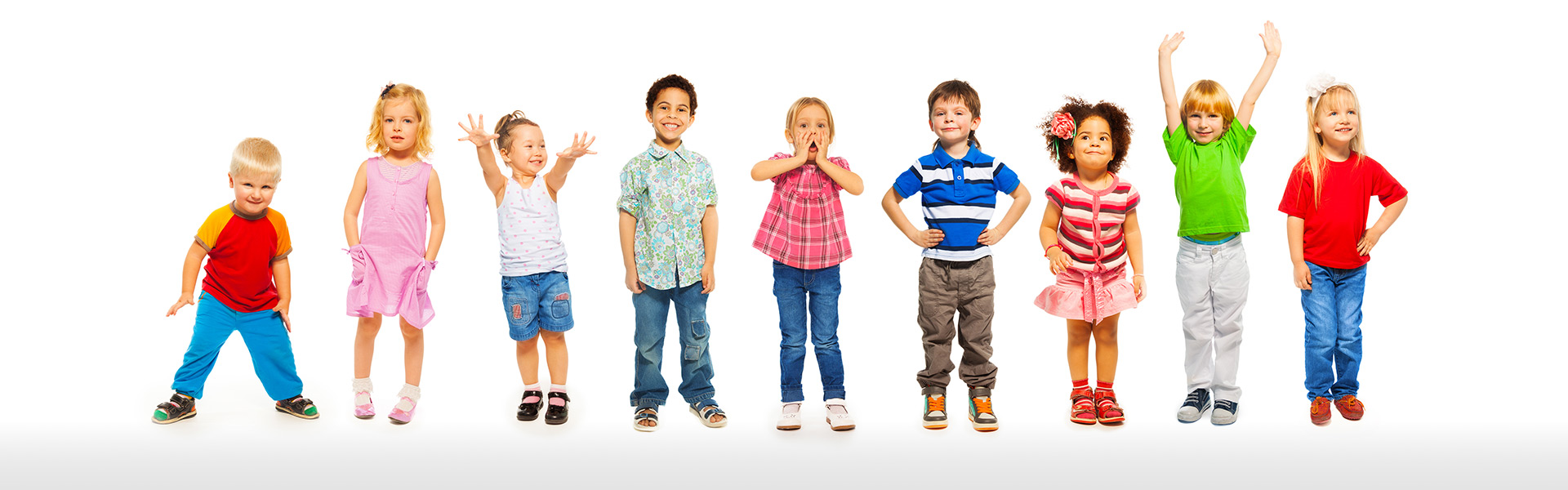 Neun Kindergartenkinder stehen vor weißem Hintergrund und schauen in die Kamera