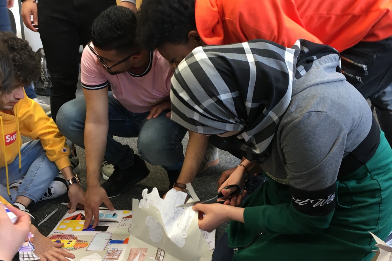 Die Schüler basteln an ihren Plakaten