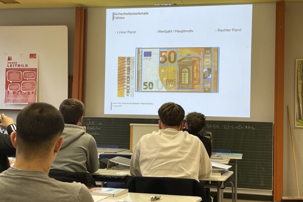 Schüler folgen dem Vortrag der Bundesbank