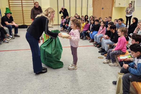 Geschenkeübergabe an der Bauernfeindgrundschule II