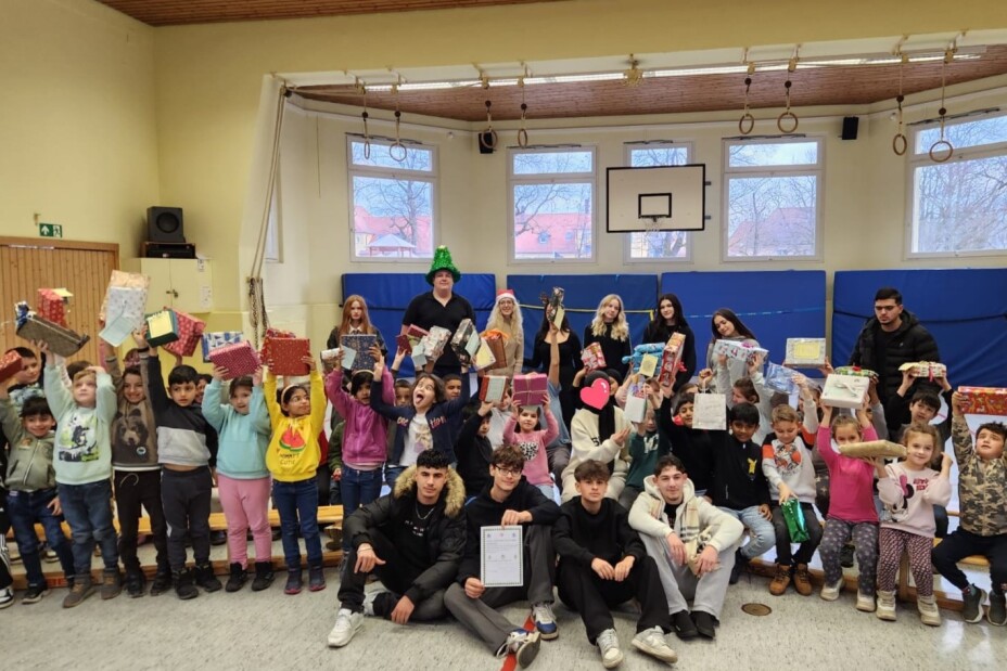 Geschenkeübergabe an der Bauernfeindgrundschule I, Bild © Berufliche Schule 4 / Stadt Nürnberg