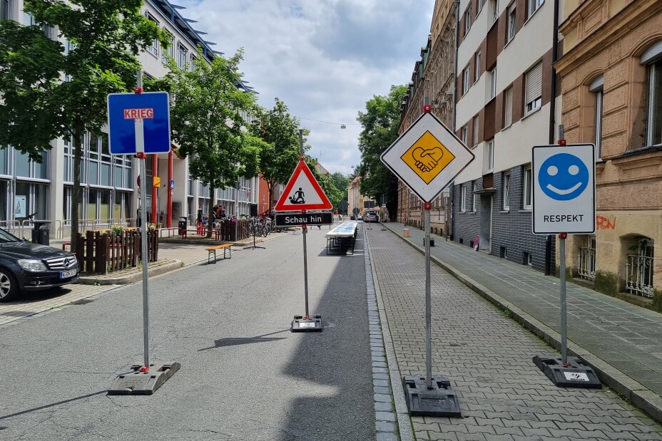 Verkehrsschilder der Gerechtigkeit, Bild © Berufliche Schule 4 / Stadt Nürnberg