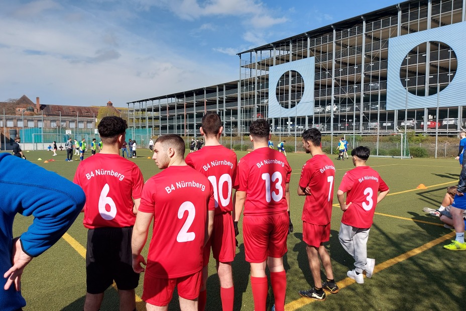 Teile der B4 Mannschaft mit Trikot, Bild © Berufliche Schule 4 / Stadt Nürnberg