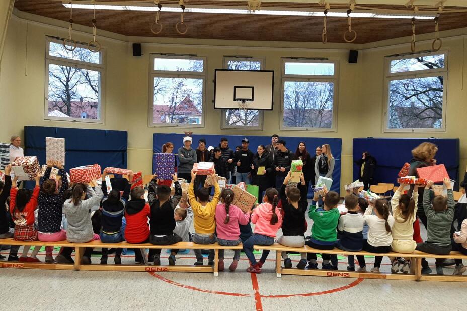 Übergabe der Geschenke an der Bauernfeindgrundschule, Bild © Berufliche Schule 4 / Stadt Nürnberg