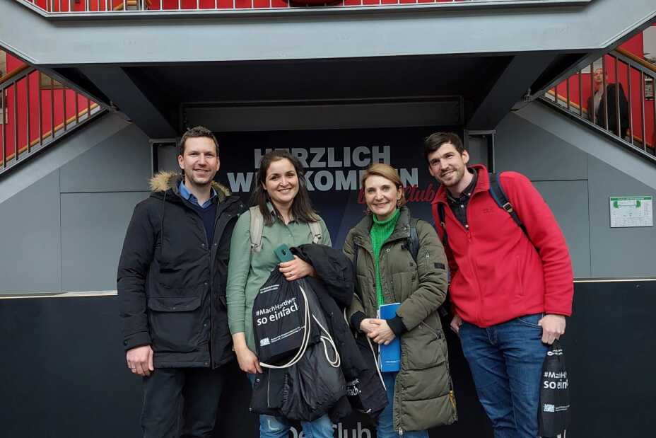 Lehrkräfte vor dem Stadion, Bild © Berufliche Schule 4 / Stadt Nürnberg