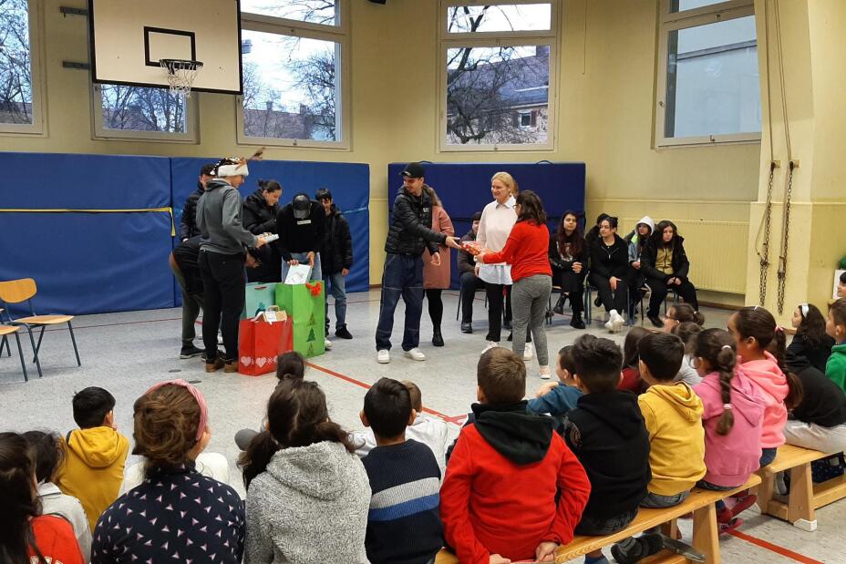 Übergabe der Geschenke an der Bauernfeindgrundschule, Bild © Berufliche Schule 4 / Stadt Nürnberg