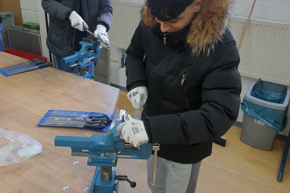 Schüler beim Feilen, Bild © Berufliche Schule 4 / Stadt Nürnberg