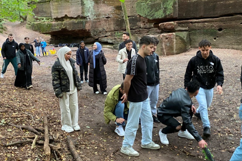 Eine Schülergruppe steht im Steinbruch Schmausenbuck, Bild © Berufliche Schule 4 / Stadt Nürnberg