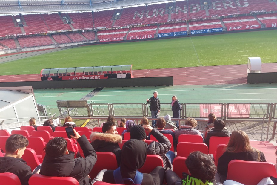 Schülerinnen und Schüler auf der Tribüne im Clubstadion, Bild © Berufliche Schule 4 / Stadt Nürnberg