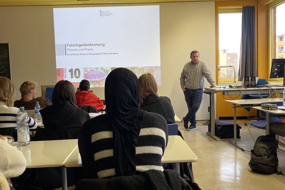 Schülerinnen und Schüler lauschen dem Vortrag der Deutschen Bundesbank, Bild © Berufliche Schule 4 / Stadt Nürnberg