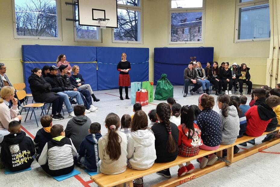 Übergabe der Geschenke an der Bauernfeindgrundschule, Bild © Berufliche Schule 4 / Stadt Nürnberg