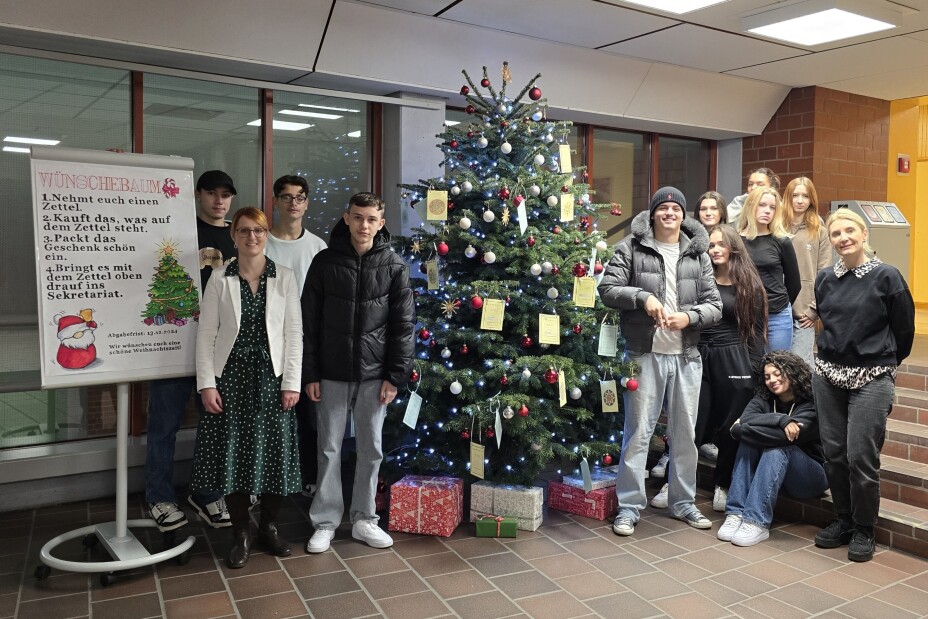 Schülerinnen und Schüler mit Lehrkräften neben dem geschmückten Wünschebaum, Bild © Berufliche Schule 4 / Stadt Nürnberg