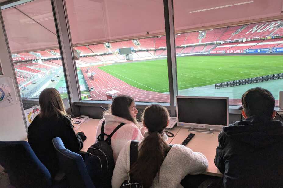 Schülerinnen in der Kabine des Stadionsprechers, Bild © Berufliche Schule 4 / Stadt Nürnberg